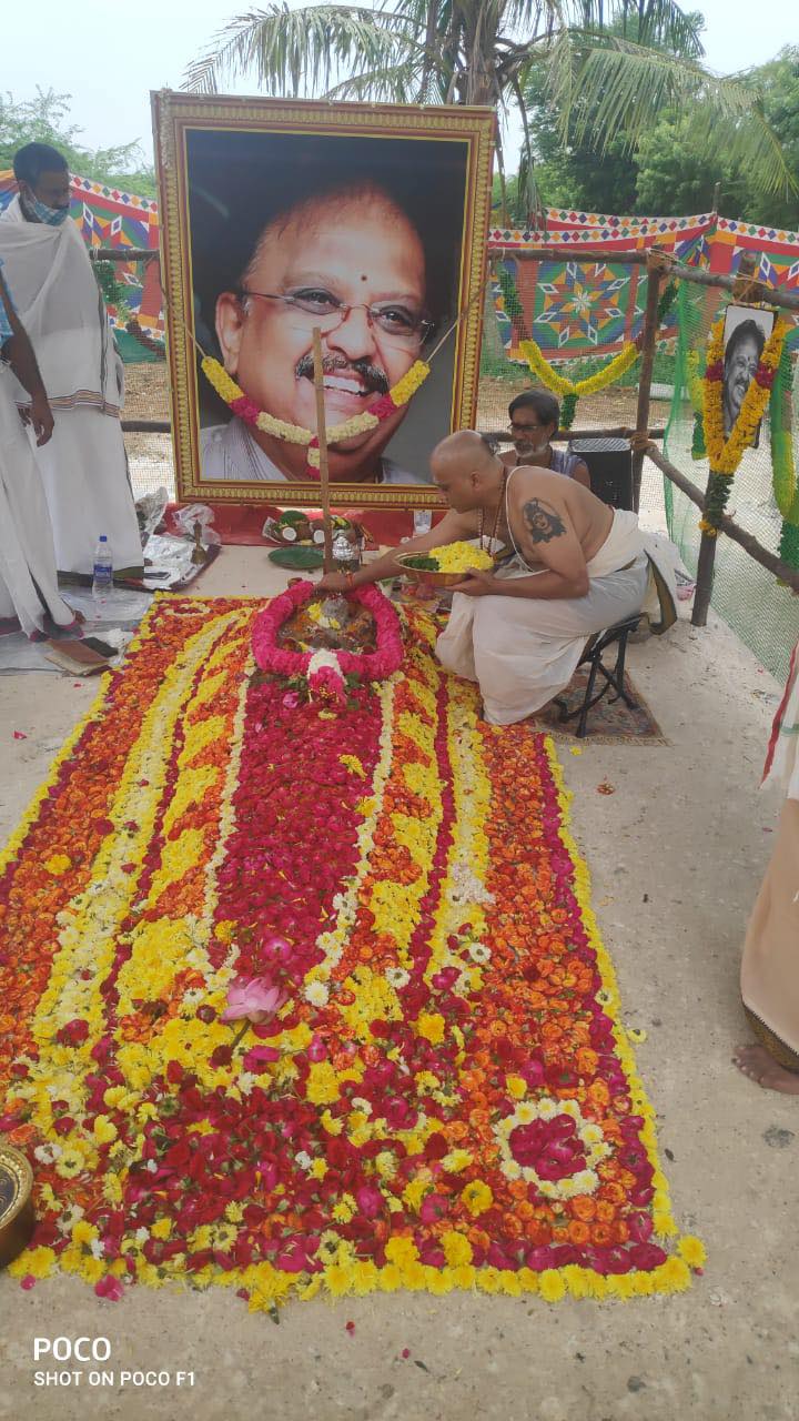 Late legendary singer SPB’s rituals performed; emotional son SP Charan shares pics