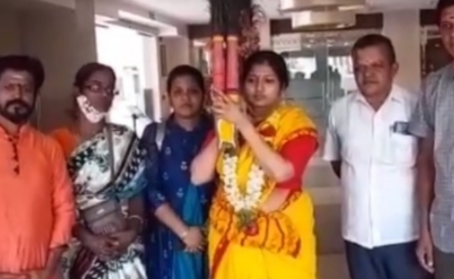 பிக்பாஸ் நடிகை வேண்டுதல் | biggboss actress praying in pazhani temple photos goes viral