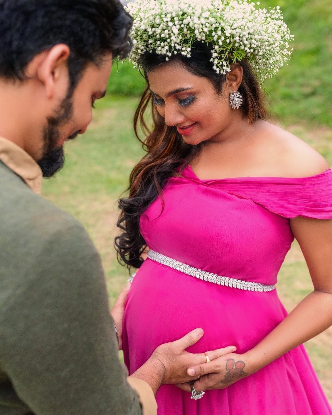 Myna Nandhini and Yogeshwaran reveal the stylish name of their baby for the first time