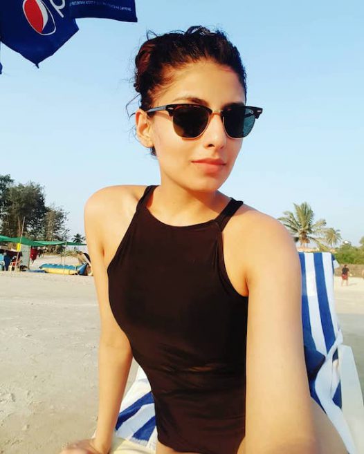 ipl 2020 anchor nashpreet kaur becomes social media sensation