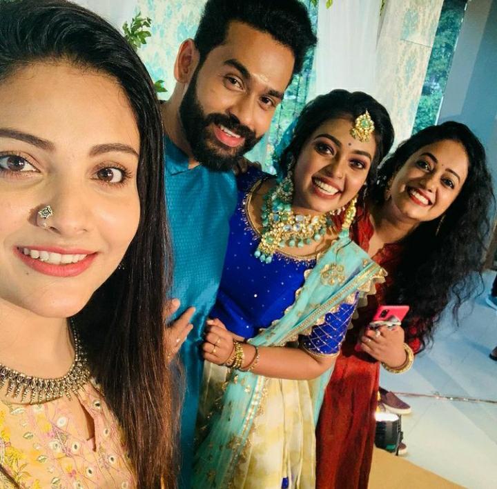 popualr malayalam actor pair gets engaged வெள்ளித்திரை ஜோடிக்கு நிச்சயதார்த்தம்