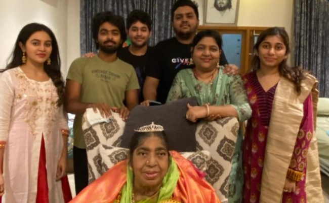 ஏ.ஆர்.ரகுமான் தாயார் மறைவு ஜி.வி.பிரகாஷ் போட்டோ | music director gv prakash family photo with ar rahman mother goes viral