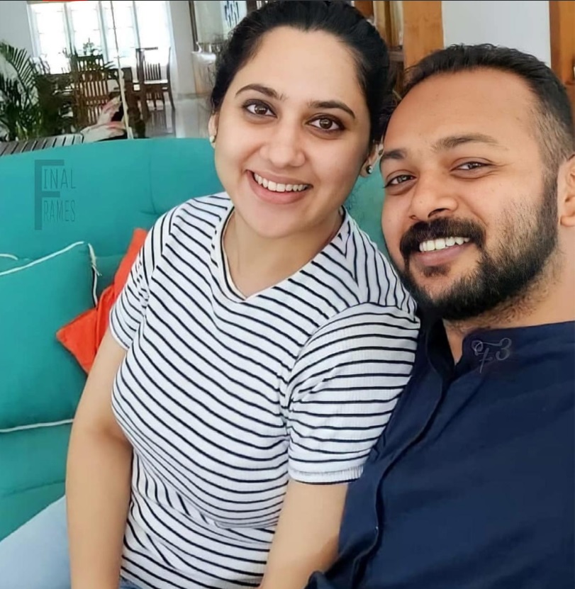 Miya George picture with husband goes viral among netizens