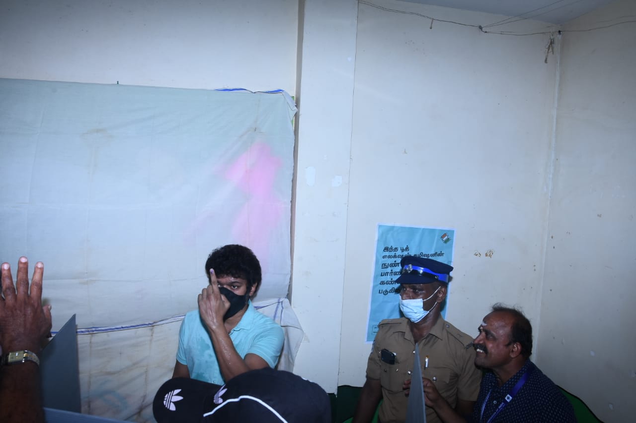 Actor Vijay arrived by cycle to vote in Neelankarai