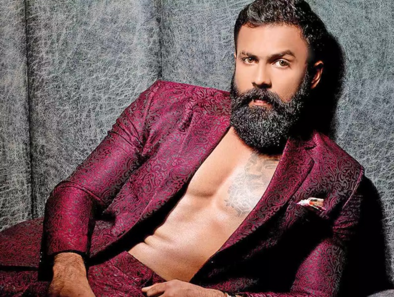 Popular actor turns ambulance driver to help Covid patients ft Arjun Gowda