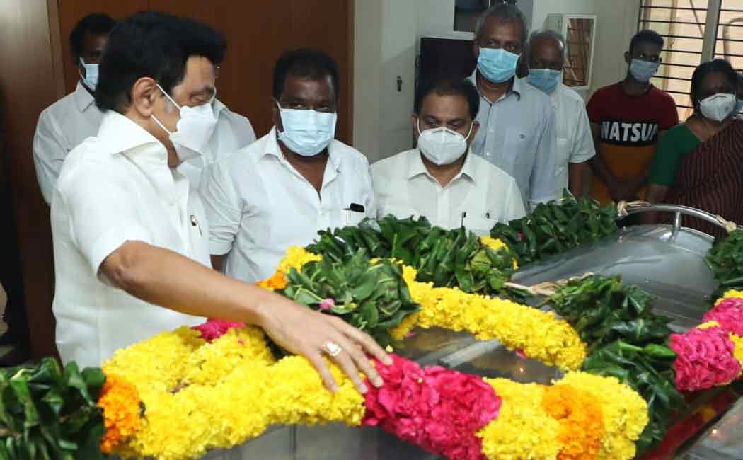 director Sornam dies udhayanithi and CM Stalin pays last respect 