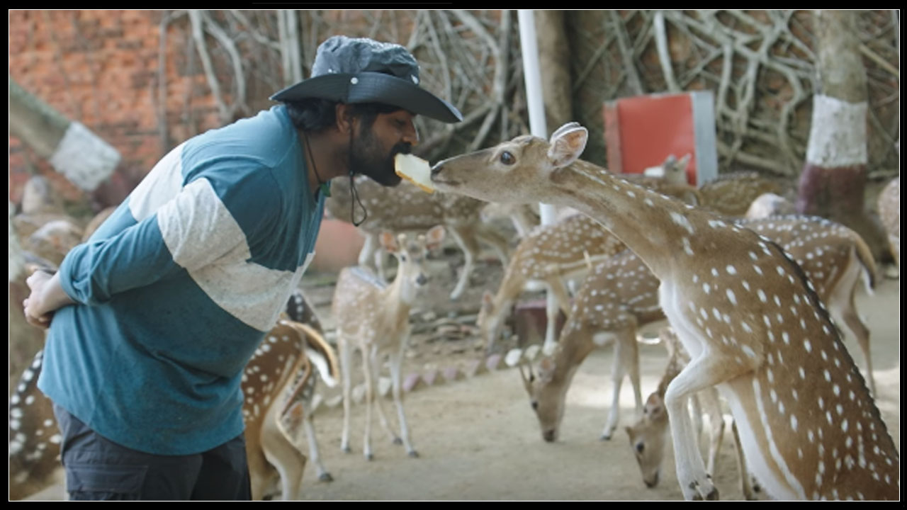 TRENDING: Fan surprises Vijay Sethupathi with a mesmerising gift! - Check it out