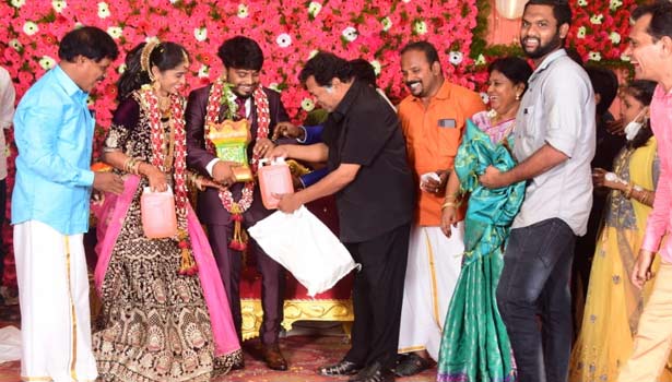 You won't believe what popular comedy actor Mayilsamy gifted to this newlywed ft petrol