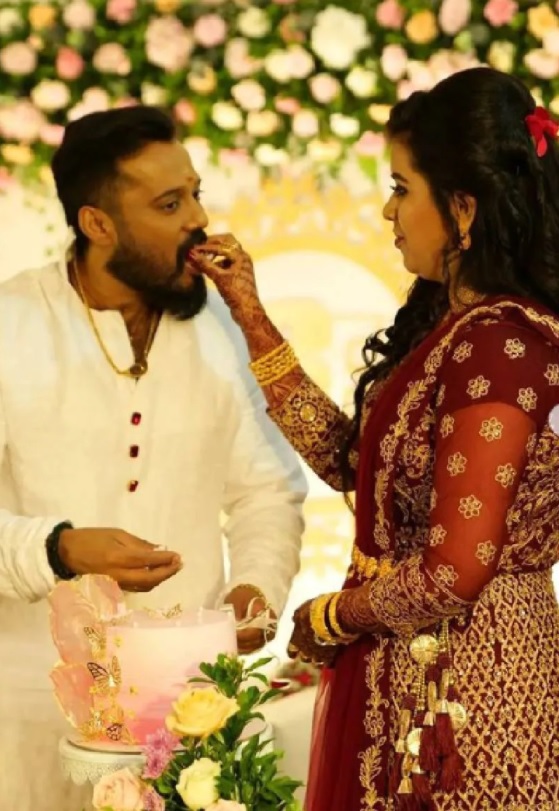 This popular Annaatthe actor remarries; introduces wife for the first time; Viral Pics ft Bala