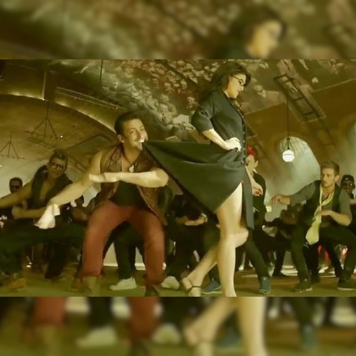 Salman Khan fails to dance to Jumme Ki Raat song at a live concert in Dubai for Dabangg The Tour Reloaded; Pooja Hegde