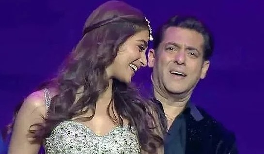 Salman Khan fails to dance to Jumme Ki Raat song at a live concert in Dubai for Dabangg The Tour Reloaded; Pooja Hegde