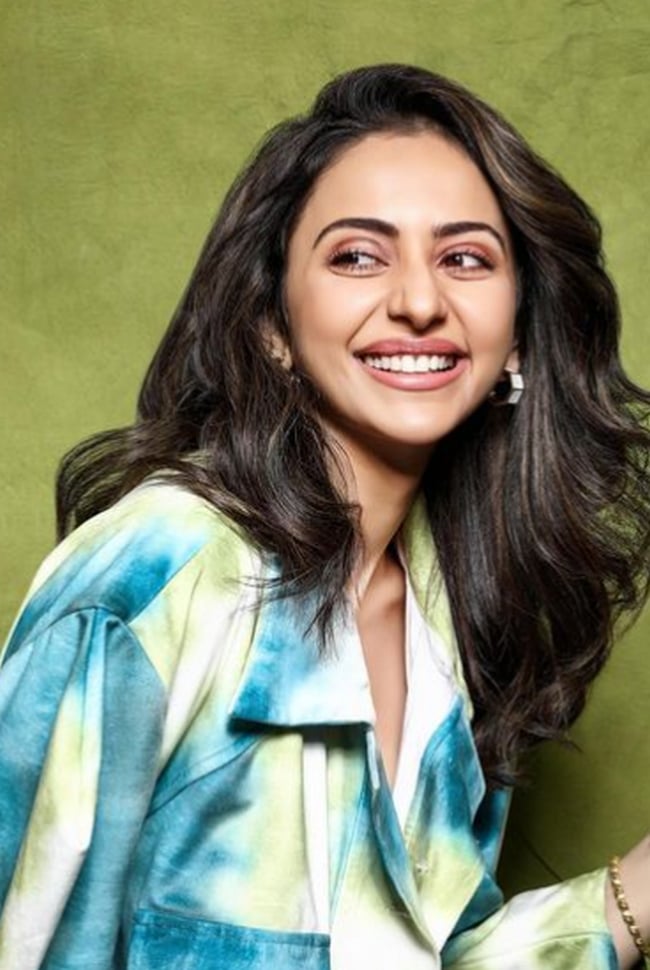 Actress rakul preeth singh attracts with her latest photos