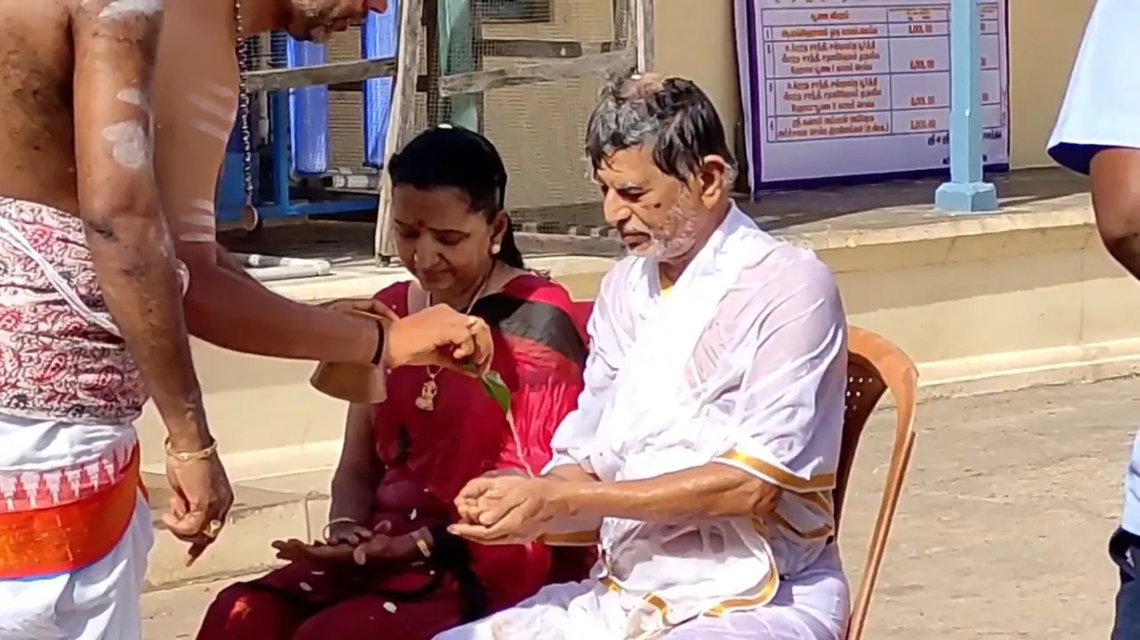 Vijay parents SA Chandra Sekhar Shoba Visiting Thirukadaiyur Temple