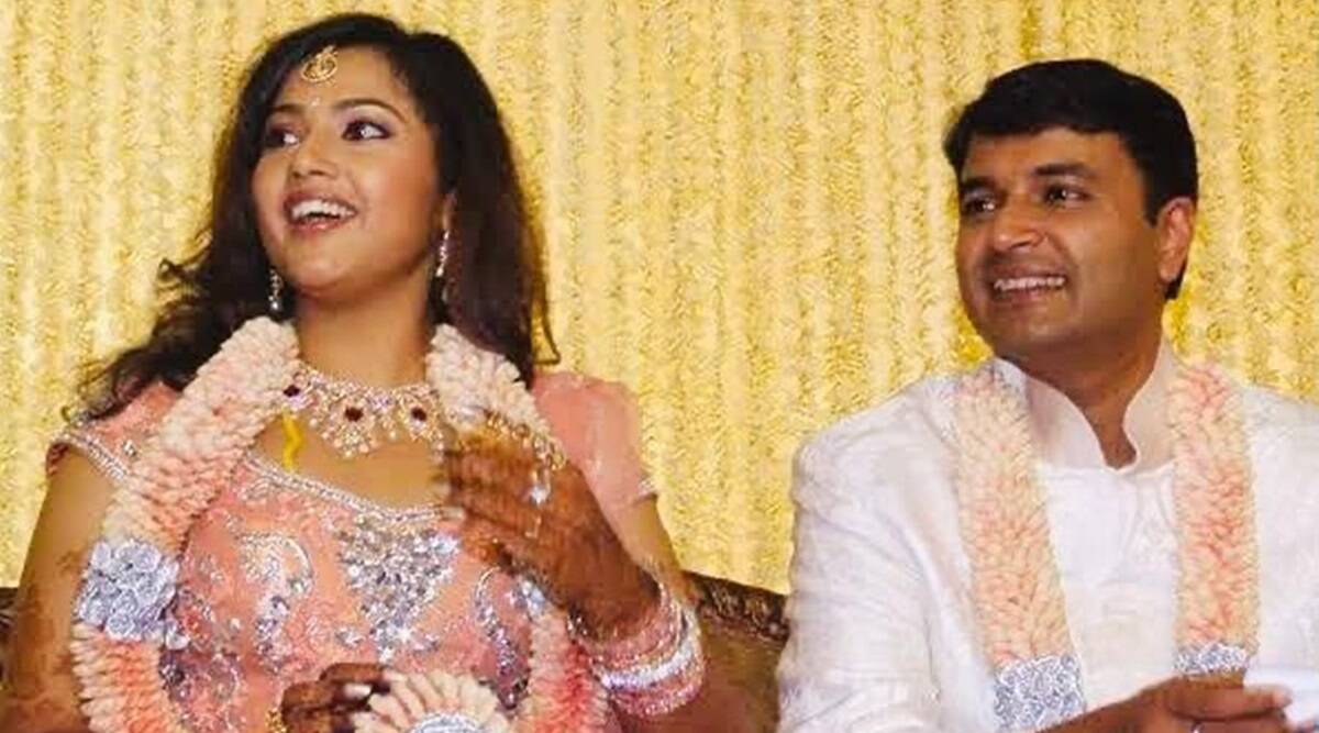 Meena instagram post with her husband photo makes emotional