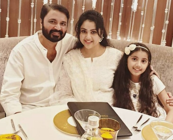 Meena instagram post with her husband photo makes emotional