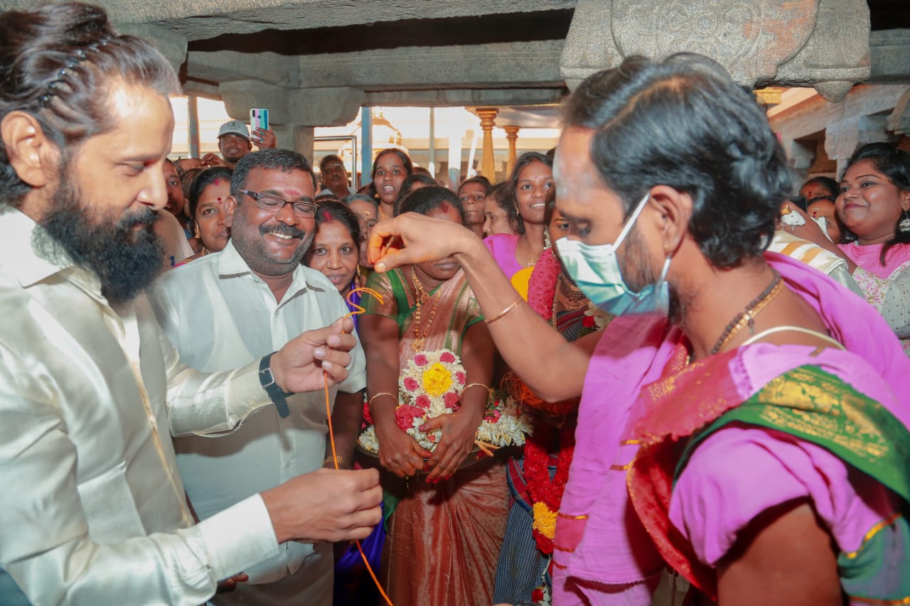 Chiyaan Vikram Attend Wedding Function in Thiruporur Murugan temple
