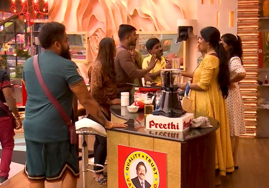 Azeem and ayesha argued for vessel cleaning in biggboss 6 tamil