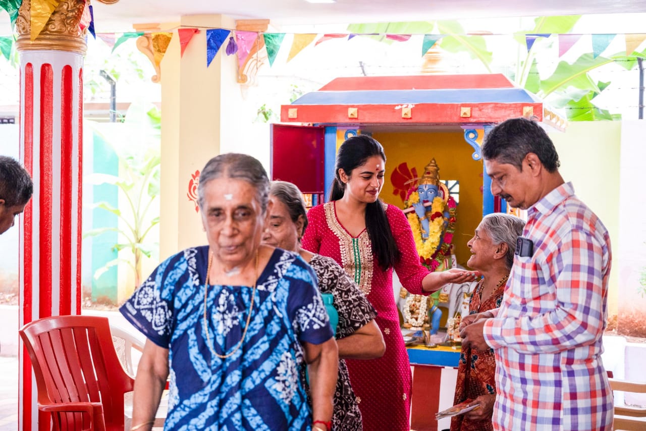 Actress Siddhi Idnani Visit Chennai Old Age Home Viral Photos