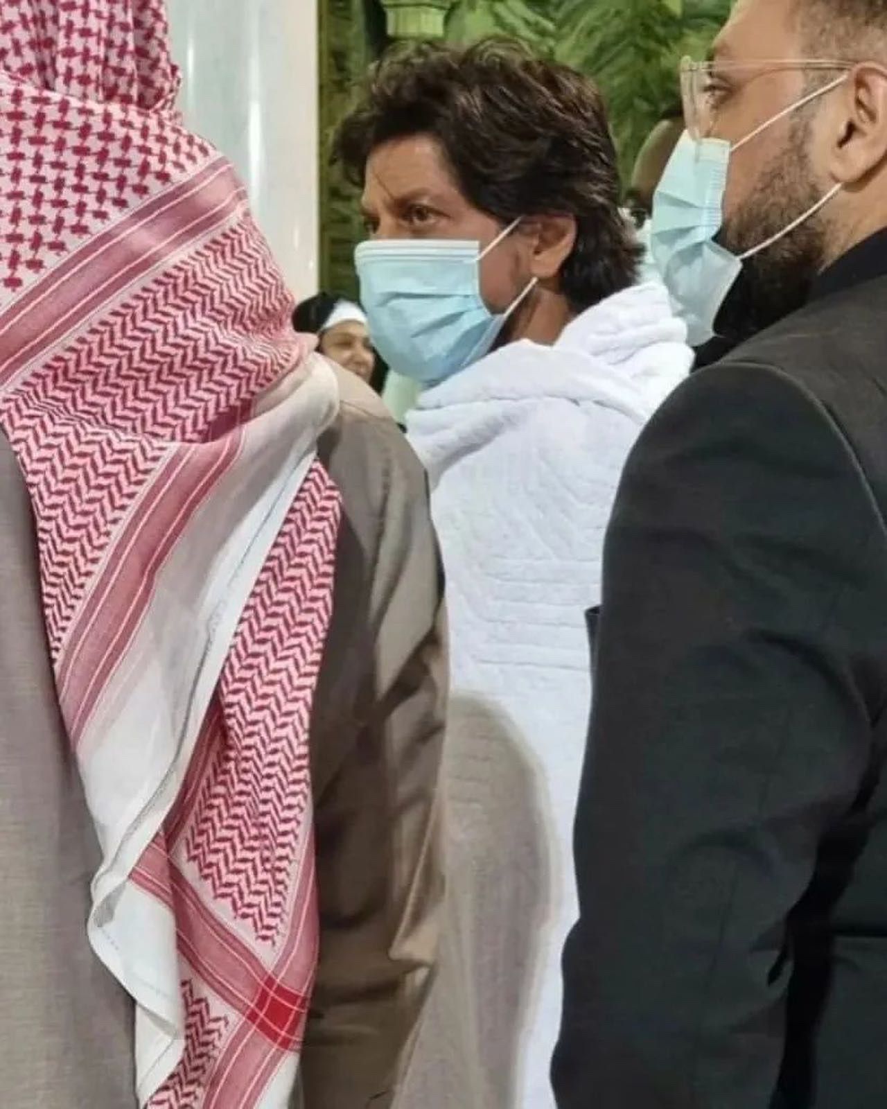 Shah Rukh Khan in Ihram for Umrah at Mecca Masjid 