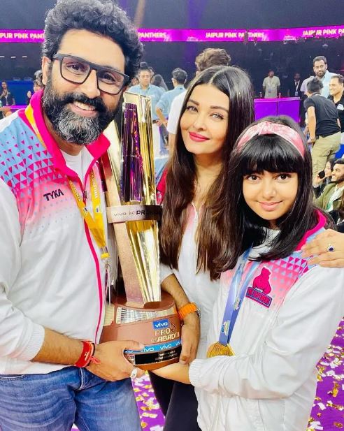 Abishek bachan celebrates his kabbadi team win with aishwarya and daughter