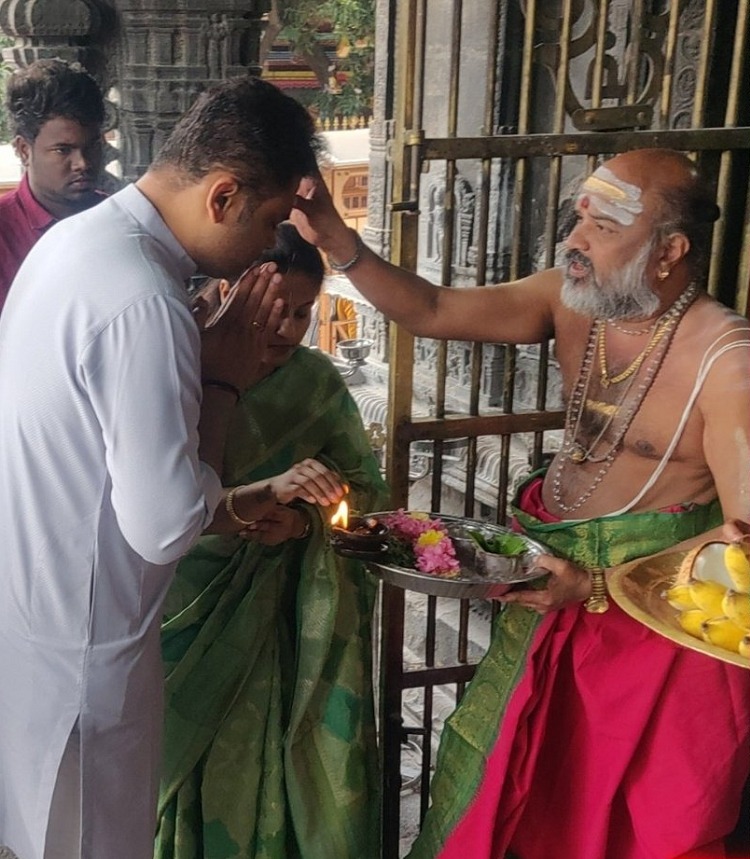 Varisu director Vamsi Visited Thiruvannamalai Temple with Family