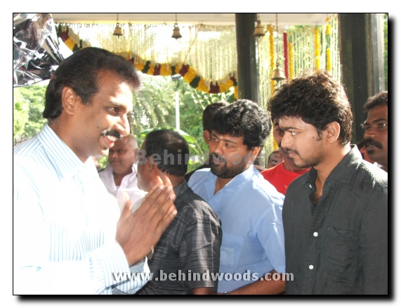 Pokkiri begins the game!!