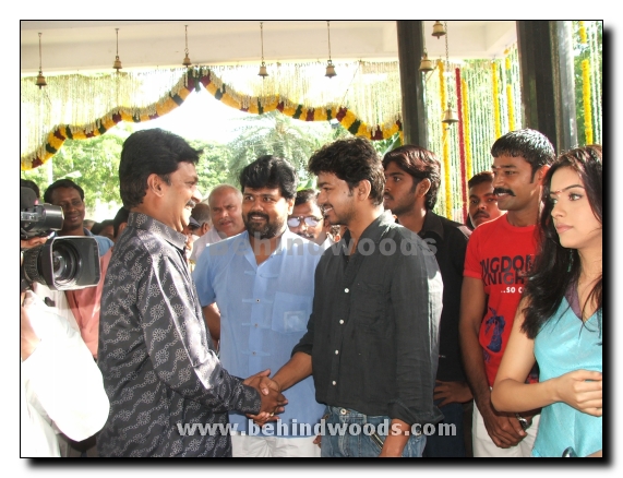 Pokkiri begins the game!!