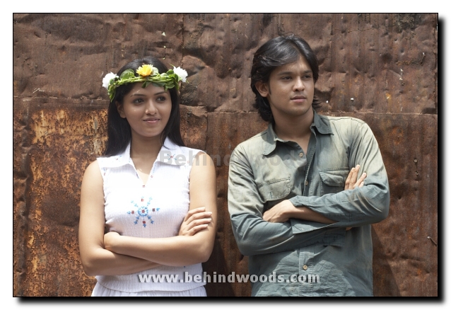 Kadhalil Vizhundhaen Movie Gallery