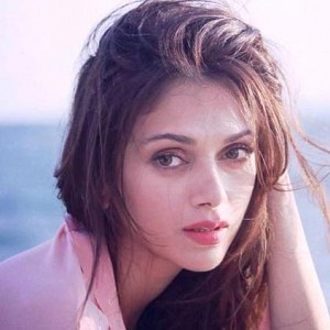 compilation-of-aditi-raos-twitter-chat-session-with-her-fans-photos-pictures-stills ''I'd jump of a cliff for Mani Ratnam'' - Aditi Rao