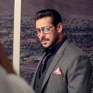 Shocking: Salman Khan breaks a fan's phone