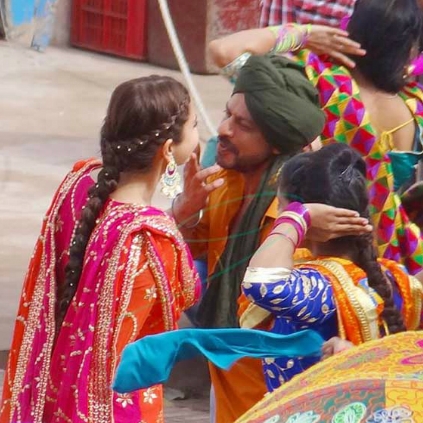 Shah Rukh Khan spotted with a turban look from Imtiaz Ali’s movie set