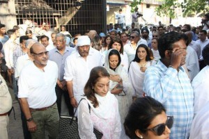 Bollywood Industry's Last Respect To Vinod Khanna