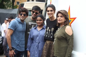 Kriti Sanon Celebrate Her Birthday With Bareilly Ki Barfi Team