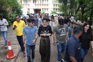 Kriti Sanon Celebrate Her Birthday With Bareilly Ki Barfi Team
