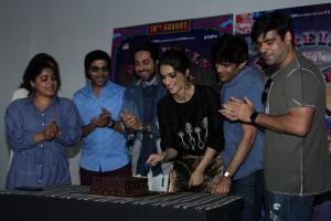 Kriti Sanon Celebrate Her Birthday With Bareilly Ki Barfi Team