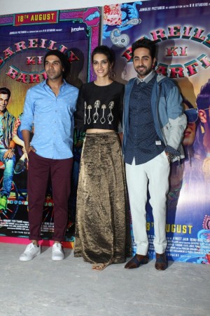 Kriti Sanon Celebrate Her Birthday With Bareilly Ki Barfi Team