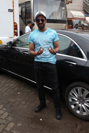 Kriti Sanon Celebrate Her Birthday With Bareilly Ki Barfi Team