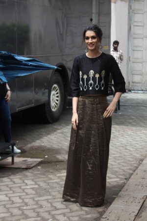 Kriti Sanon Celebrate Her Birthday With Bareilly Ki Barfi Team