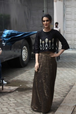 Kriti Sanon Celebrate Her Birthday With Bareilly Ki Barfi Team