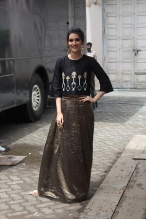 Kriti Sanon Celebrate Her Birthday With Bareilly Ki Barfi Team