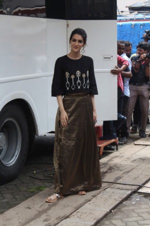 Kriti Sanon Celebrate Her Birthday With Bareilly Ki Barfi Team