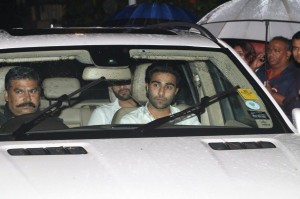 Legendary Actor Padma Bhushan Shashi Kapoor Passes Away - Bollywood Celebs Visit