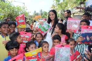Poonam Pandey Distribute Raincoats To Street Children