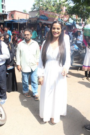 Poonam Pandey Distribute Raincoats To Street Children