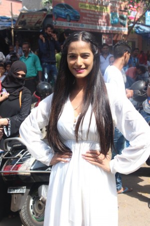 Poonam Pandey Distribute Raincoats To Street Children
