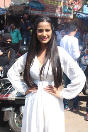 Poonam Pandey Distribute Raincoats To Street Children
