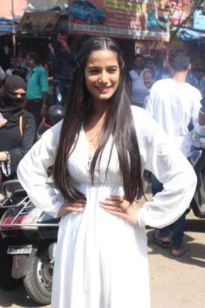 Poonam Pandey Distribute Raincoats To Street Children