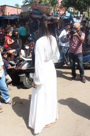 Poonam Pandey Distribute Raincoats To Street Children