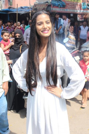 Poonam Pandey Distribute Raincoats To Street Children