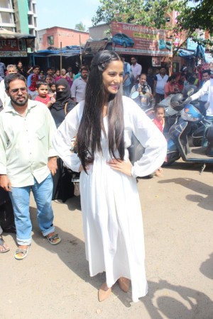 Poonam Pandey Distribute Raincoats To Street Children